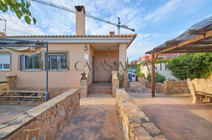 Chalet adosado con 4 dormitorios, 2 plantas con parcela privada en Valle Dorado photo 0