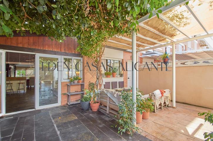 Casa Urb. adosada en El Campello, con 3 Dormitorios, 1 baño, 1 Aseo, piscina y 2 parking photo 0