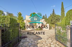 Chalet Independiente Con 4 Dormitorios y 2 Baños, piscina, jardín y trastero en Torremanzanas photo 0