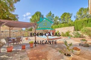 Chalet Independiente Con 4 Dormitorios y 2 Baños, piscina, jardín y trastero en Torremanzanas photo 0