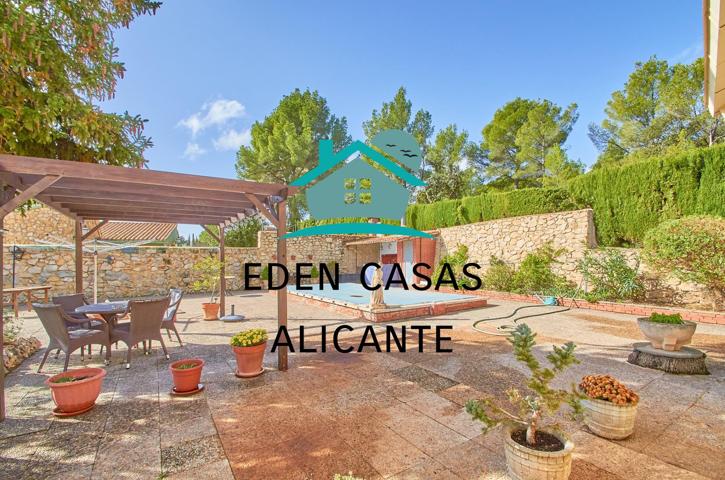 Chalet Independiente Con 4 Dormitorios y 2 Baños, piscina, jardín y trastero en Torremanzanas photo 0