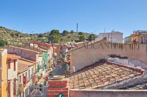 Casa de pueblo de tres plantas con terraza y seis dormitorios en Busot photo 0