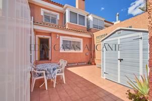 Casa urbana de 3 plantas con 3 dormitorios, 2 baños, patio con jardín, Parking, sótano y piscina photo 0
