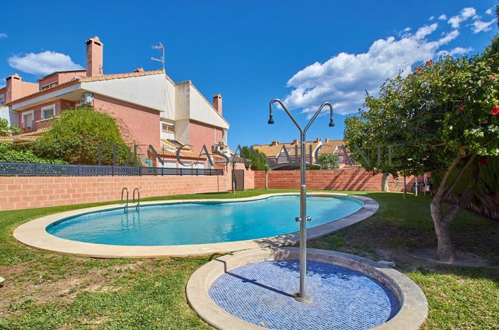 Casa urbana de 3 plantas con 3 dormitorios, 2 baños, patio con jardín, Parking, sótano y piscina photo 0