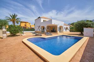 Casa Unifamiliar de 206m2 en Busot con 3 Dormitorios 3 Baños, Terreno 781m2, Piscina Climatizada photo 0