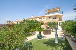 Encantadora casa adosada de 151 m² con 3 dormitorios y 2 baños, vistas a la montaña y piscina comunitaria en Busot. photo 0