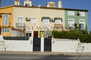 Amplia casa adosada de 6 dormitorios en venta en L'Horta, Mutxamel, Alicante, con aparcamiento y piscina. photo 0