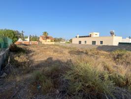 Parcela urbana de 871 m² con fachada y acceso desde dos calles en Retamar photo 0