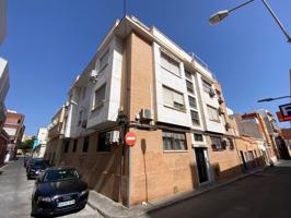 ¿Quieres vivir en una zona tranquila a un paso del centro? ¿Qué te parecería vivir en un edificio situado en una zona rodeada de servicios y negocios? En un edificio en perfecto estado, ascensor? photo 0