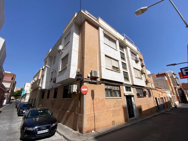 ¿Quieres vivir en una zona tranquila a un paso del centro? ¿Qué te parecería vivir en un edificio situado en una zona rodeada de servicios y negocios? En un edificio en perfecto estado, ascensor? photo 0