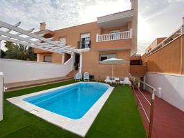 ¿Te imaginas vivir todo el año de vacaciones? Presentamos este exclusivo chalet adosado donde así será. photo 0