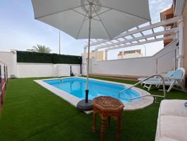¿Te imaginas vivir todo el año de vacaciones? Presentamos este exclusivo chalet adosado donde así será. photo 0