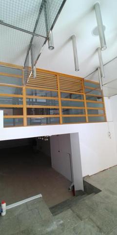 Amplio local de dos niveles en venta Santander photo 0
