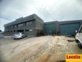 Naves industriales con edificio de oficinas photo 0