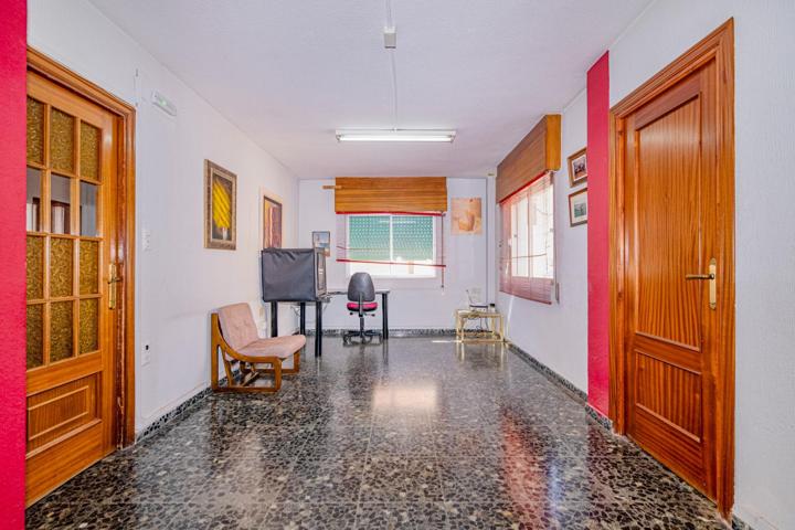 PISO DE 141 M² PARA ACTUALIZAR EN EL CENTRO DE HUETOR VEGA photo 0