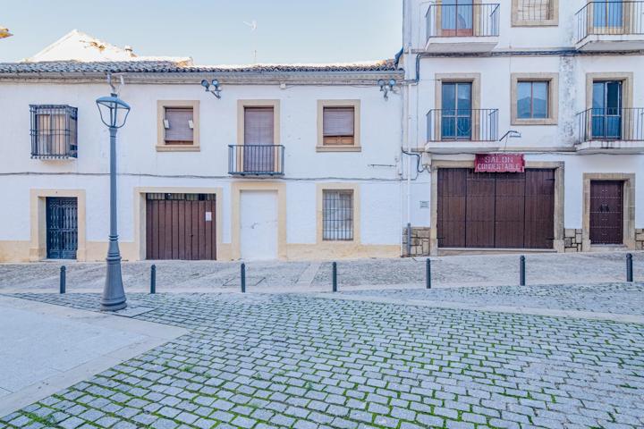 Amplio Edificio en el Corazón de Úbeda: Oportunidad Ideal para Inversores photo 0