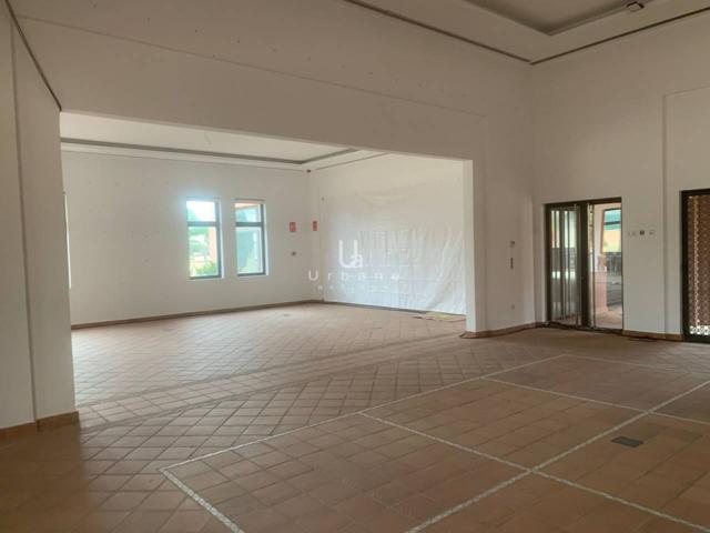 Local comercial de 1.403 m² en Condado de Alhama Golf Resort – Ideal para negocio o inversión photo 0