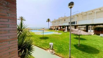 Piso en venta en primera línea de mar – Pasaje Marítim de Masia Blanca photo 0