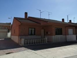 Casa adosada en venta en Nava del Rey photo 0