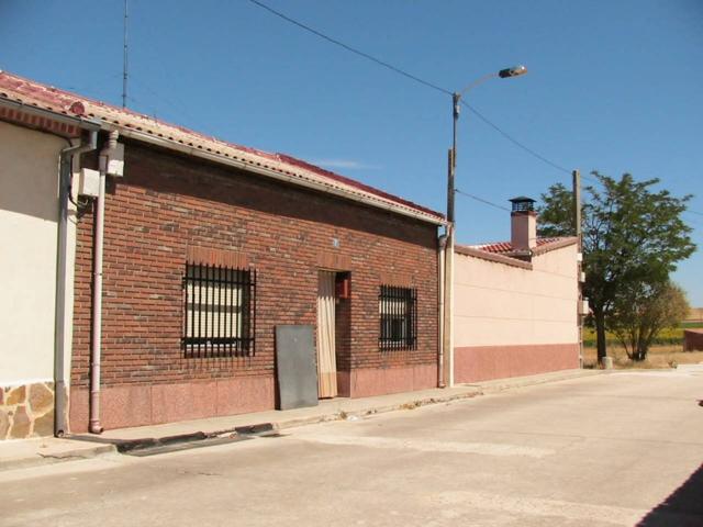 Chalet adosado en venta en Almenara de Adaja photo 0