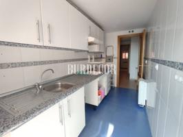 Acogedor piso de tres dormitorios, dos baños y plaza de garaje en venta photo 0