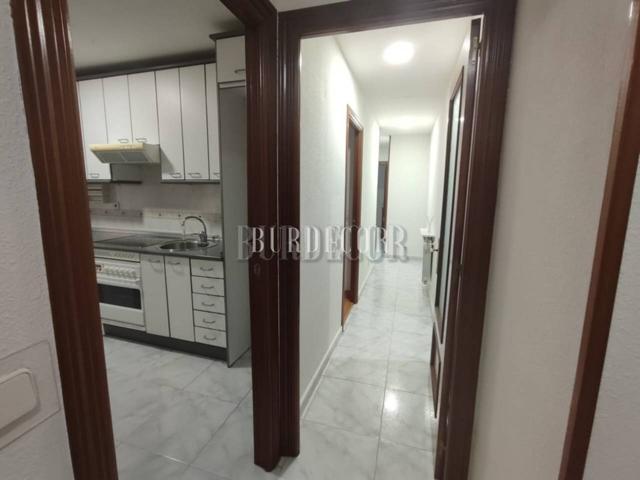 Piso de tres dormitorios y dos baños photo 0