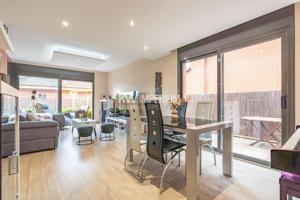 Vivienda con jardín privado y mejoras de alta calidad photo 0