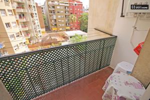 Habitación equipada con ventana con patio interior en piso compartido, Eixample photo 0