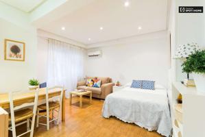 Muy bien decorado apartamento tipo estudio con aire acondicionado en alquiler en Salamanca photo 0