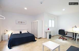 Habitación soleada con cómoda en piso compartido, Vila de Gràcia. photo 0