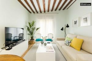 Elegante apartamento de 2 dormitorios con aire acondicionado y balcón en alquiler en el centro de Madrid photo 0