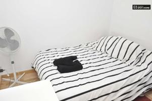 Alquilar una habitación con cómoda en un apartamento de 5 dormitorios, Passeig de Gracia photo 0