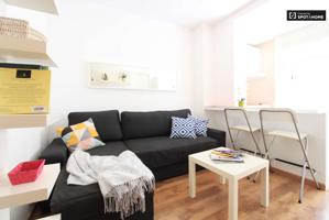 Alegre apartamento de 1 dormitorio en alquiler cerca de tiendas de lujo en Salamanca photo 0