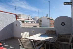 Moderno apartamento de 2 dormitorios con terraza en alquiler en el centro de Lavapiés, cerca del metro photo 0