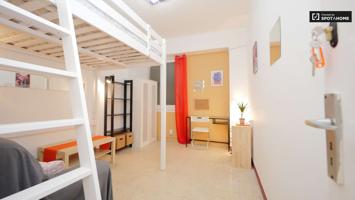 Amplia habitación en alquiler en un apartamento de 4 dormitorios en L'Eixample photo 0