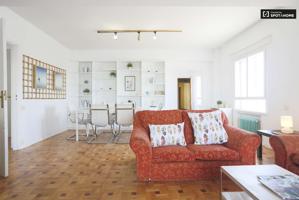 Soleado apartamento de 4 dormitorios en alquiler en Salamanca photo 0
