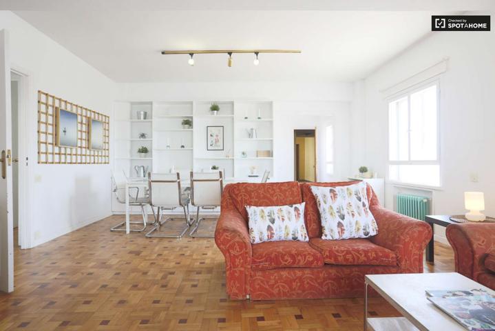 Soleado apartamento de 4 dormitorios en alquiler en Salamanca photo 0