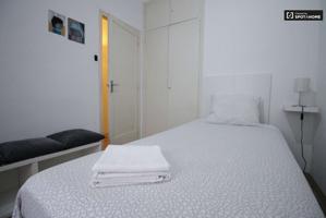 Se alquila habitación en apartamento de 3 dormitorios en Barcelona photo 0