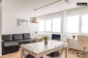 Elegante apartamento de 3 dormitorios en alquiler en Camins al Grau photo 0