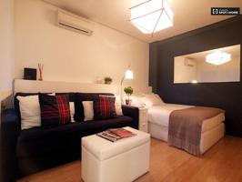 Bonito estudio con aire acondicionado para alquilar en la exclusiva zona de Salamanca. photo 0