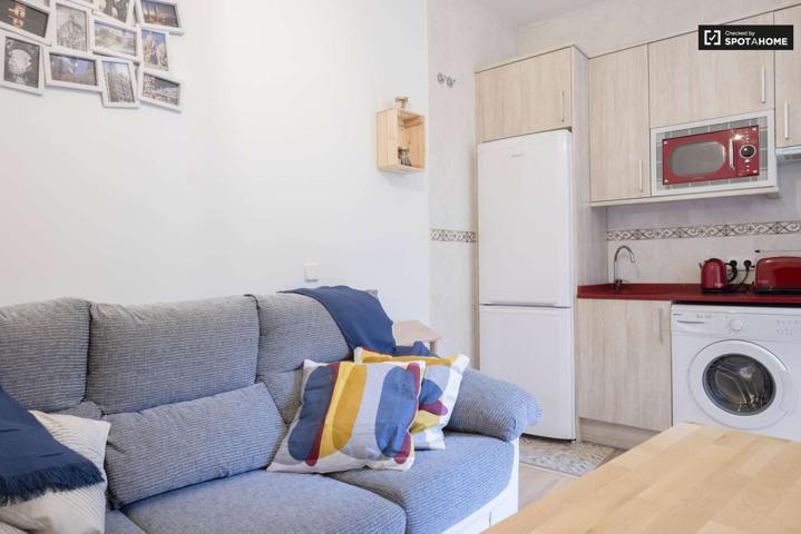 Acogedor apartamento de 1 dormitorio en alquiler en La Latina photo 0