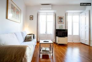 Elegante apartamento de 1 dormitorio en alquiler en Malasaña photo 0