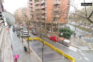 Se alquila habitación en piso de 4 habitaciones en Les Corts photo 0