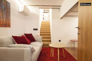 Acogedor apartamento de 1 dormitorio con aire acondicionado en alquiler cerca del metro en el centro de Lavapiés photo 0