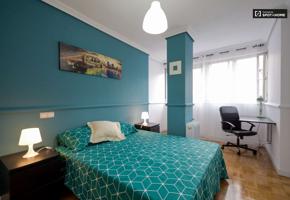 Elegante habitación en apartamento de 5 dormitorios en Alcalá De Henares. photo 0