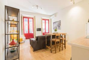 Impresionante apartamento de 1 dormitorio en alquiler en Malasaña photo 0