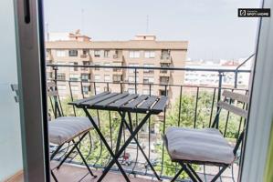 Bonito apartamento de 2 dormitorios con balcón en alquiler en Benicalap photo 0