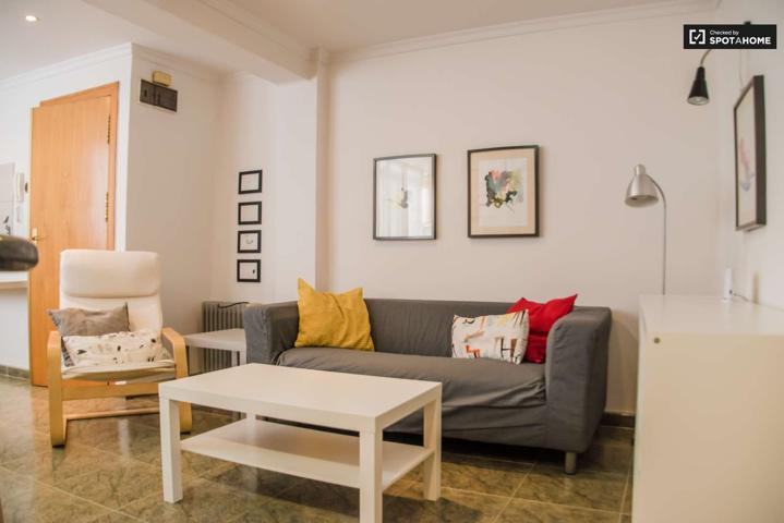 Bonito apartamento de 2 dormitorios en alquiler cerca del parque Marxalenes en Benicalap photo 0