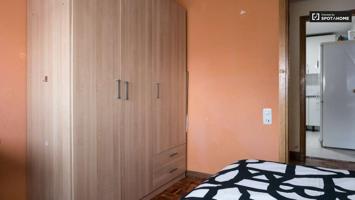 Acogedora habitación en alquiler en apartamento de 5 dormitorios en Alcalá de Henares. photo 0