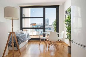 Hermoso apartamento tipo estudio con balcón en alquiler en Sanchinarro photo 0